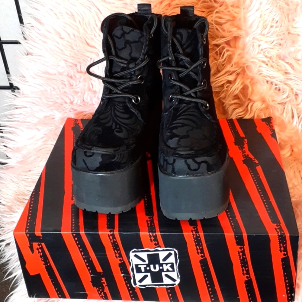 TUK Black velvet brocade Nose-bleed boots size 7 US
